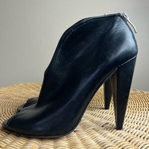 Vince Camuto Leather Peep-Toe Booties Size 5 1/2